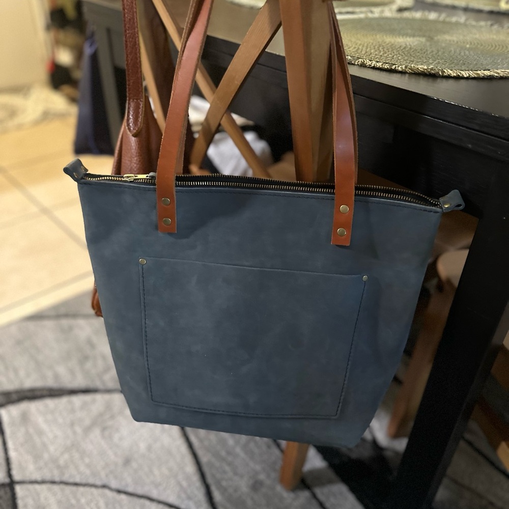 PLG med zip tote in Storm ⛈️